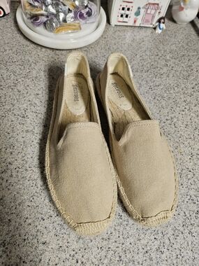 Soludos Women’s Classic Canvas Espadrille Slip-Ons in Beige